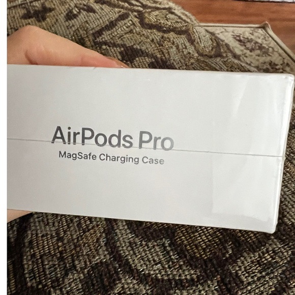 ** Apple AirPods MagSafe Charging Case NEW authentic white 1st generation pro - Picture 2 of 2